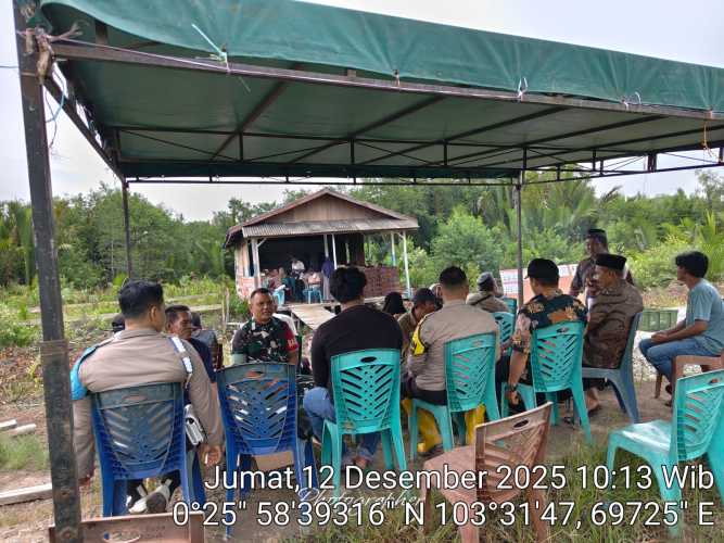 Babinsa Pulau Burung  melaksanakan pengamanan Pemilihan Kepala Desa Sungai Danai
