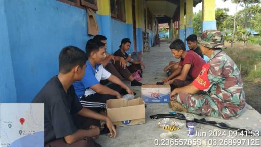 Sertu Januar Effendi Lakukan Pembinaan Kepada Pemuda Desa