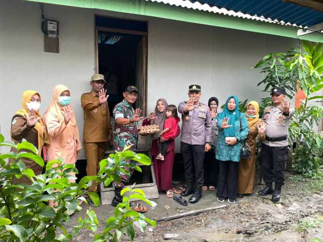 Aksi Peduli Camat Pelangiran, Bansos Telur Mengalir untuk Ibu Hamil dan Balita Stunting