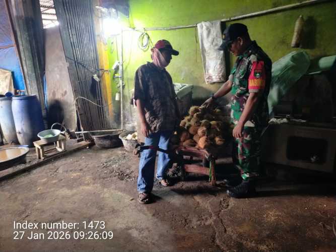 Babinsa Koramil 12/Batang Tuaka Jalin Silaturahmi dengan Pedagang Kelapa dan UMKM, Tekankan Kebersihan Pasar