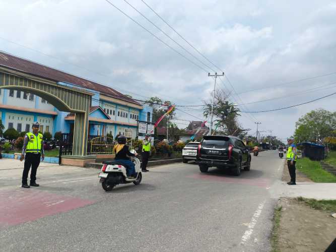 Satlantas Polres Inhil Laksanakan Pengaturan Lalu Lintas Saat Jam Kepulangan Sekolah