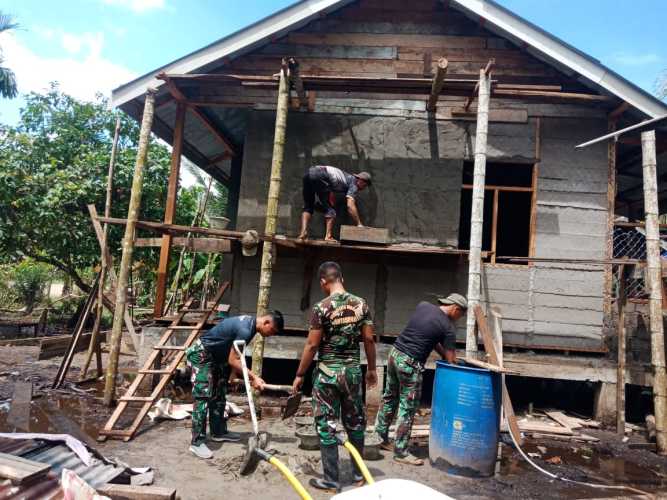 Babinsa Koramil 01/Tembilahan Sertu Ali Sabri Pantau Progres 5 Unit RTLH di Desa Karya Tunas Jaya Program TMMD Ke -123 Kodim Inhil