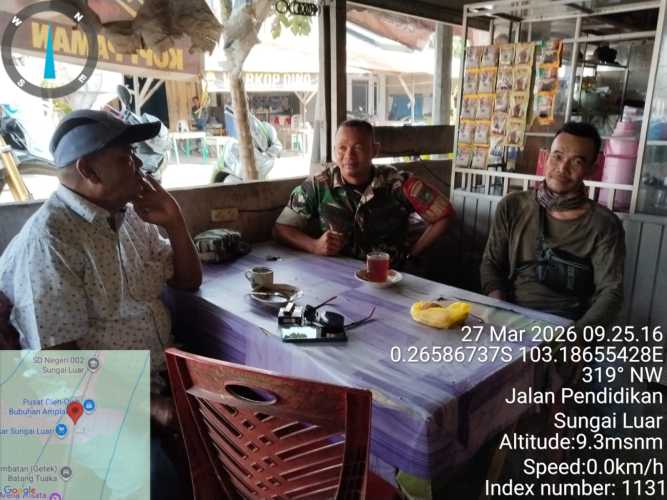 Melalui Komsos, Babinsa Sungai Luar Ingatkan Warga Tidak Buang Sampah ke Sungai