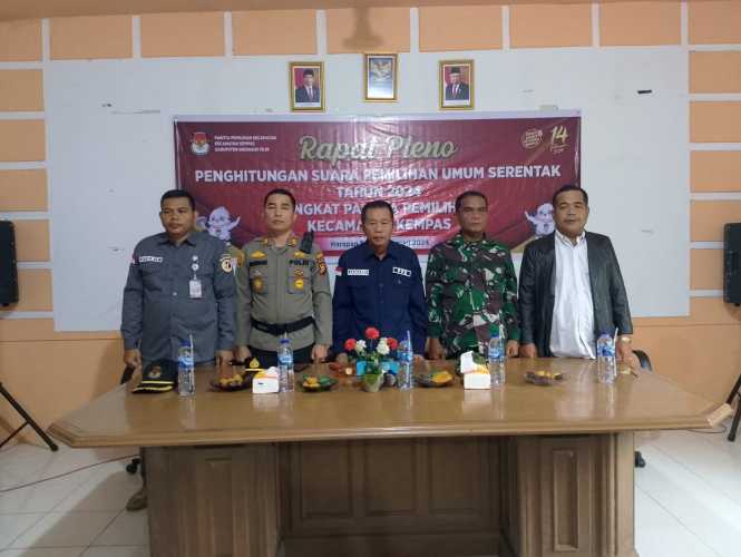 Jajaran Polsek Kempas bersama TNI Kawal Ketat Rapat Pleno di Tingkat PPK Kempas.