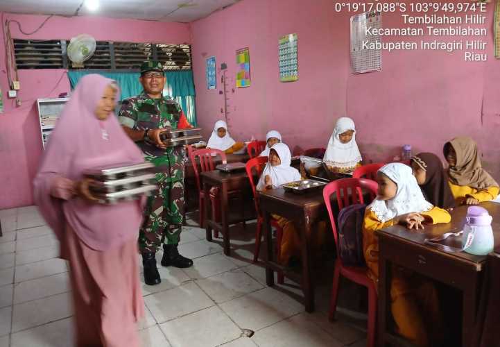 Babinsa Sertu Anton Salurkan 2.915 Porsi Program MBG di Tembilahan Hilir
