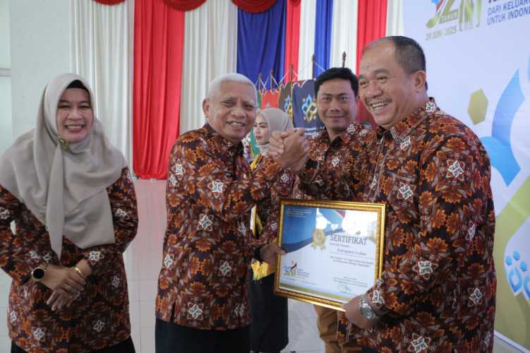 Bupati Asahan Terima Penghargaan di Puncak Harganas Ke - 32 Provinsi Sumut