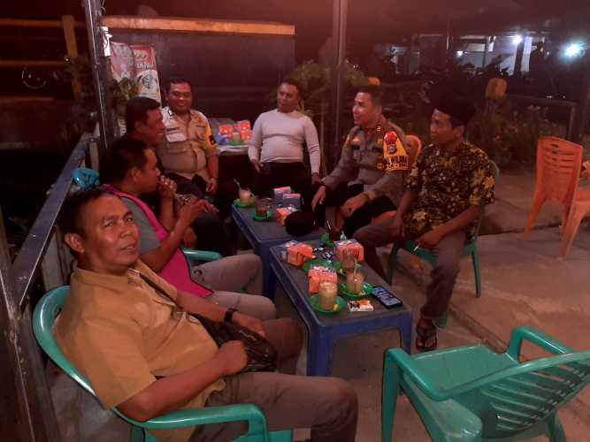 Kapolsek Kempas Ngopi Bareng bersama Tokoh Pemuda, Ciptakan Kamtibmas Selama Kampanye.