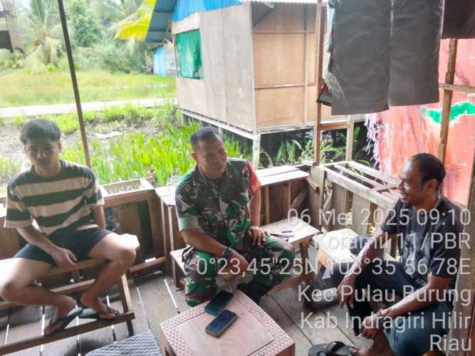 Babinsa Koramil 11/PBR Laksanakan Sarasehan Pagi untuk Jaga Kamtibmas di Desa Pulau Burung