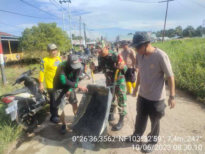 kerja bhakti bersama TNI -POLRI dalam rangka HUT Bhayangkara Ke-77  Tahun 2023