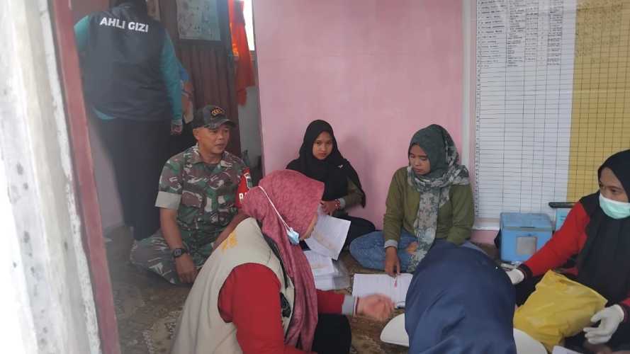 Babinsa Batang Tuaka membantu kelancaran kegiatan Posyandu