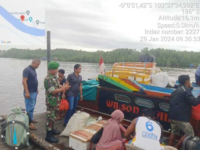 Tinjau Pelabuhan Boat, Babinsa Belaras Memastikan Keselamatan Para Penumpang