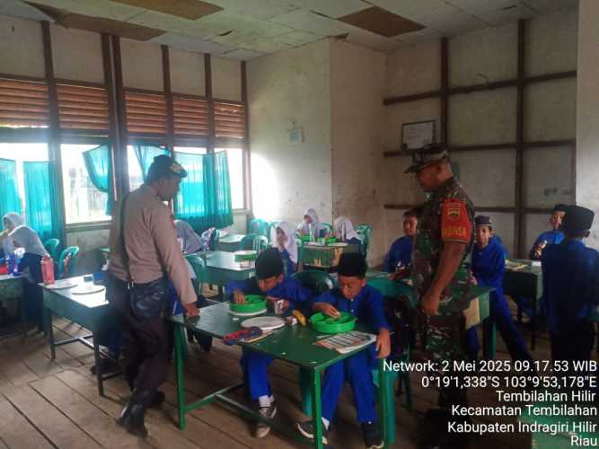 Babinsa Koramil 01/Tembilahan  Aktif Bantu Distribusi dan Pendampingan Makan Bergizi di Kecamatan Tembilahan