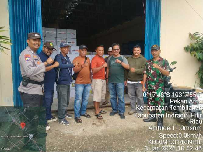 Babinsa Sialang Panjang Dampingi Penyerahan Bantuan Racun Pertanian dari Kementan