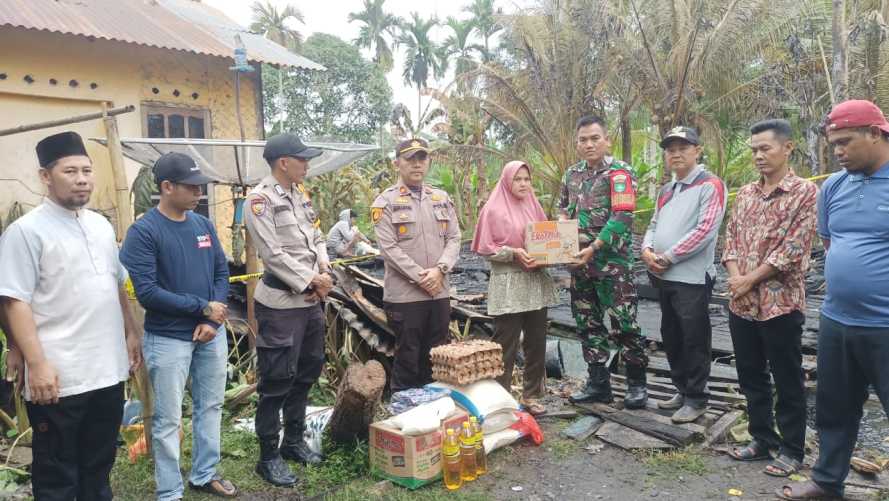 Babinsa Pulau Palas Tunjukkan Kepedulian, Dampingi Penyaluran Bantuan Korban Kebakaran