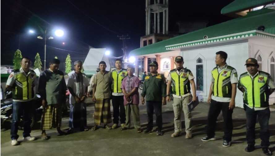 Satpol PP Inhil Berikan Kenyamanan Kepada Warga Yang Melaksanakan Sholat Taraweh