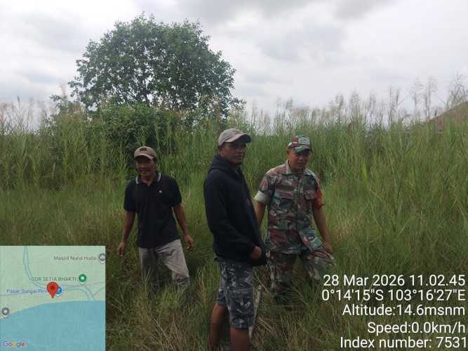 Babinsa Sungai Piring Laksanakan Patroli Pastikan Tapal Batas Desa Tidak Bergeser
