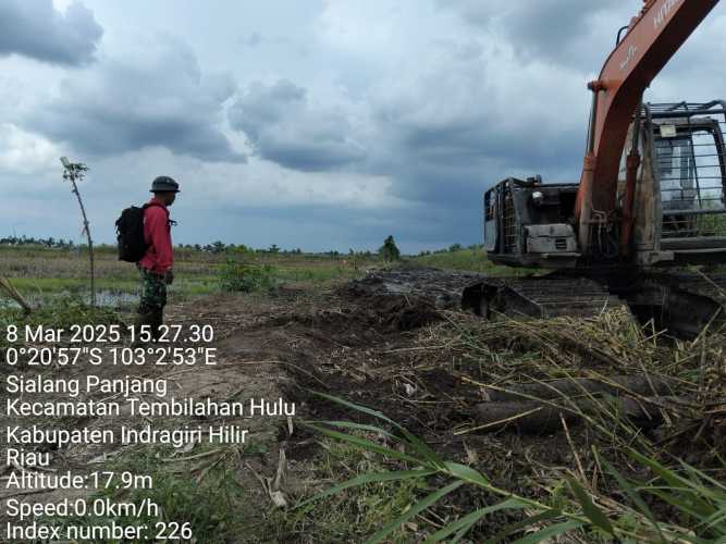 Danramil 01/Tembilahan Kapten Inf. Riswanto Pantau Progres TMMD ke-123 di Desa Sialang Panjang