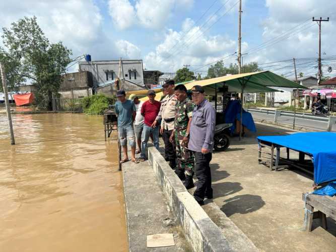 Danposramil 01/Tembilahan Hulu Laksanakan Monitoring Curah Hujan dan Debit Air Pasang Surut Antisipasi Banjir