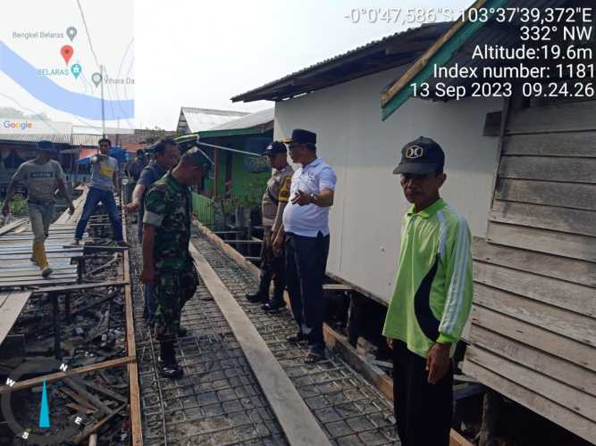 Babinsa Bersama Perangkat Desa Memantau Pelaksanaan Pembangunan Jalan Desa