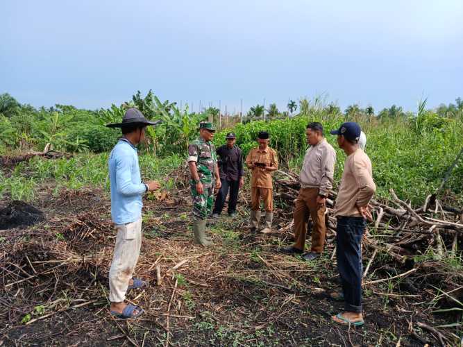 Babinsa Tembilahan Hilir Perketat Pengawasan Tapal Batas Wilayah Melalui Patroli Terpadu
