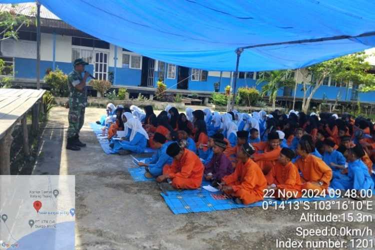 Di Tengah Lapang, Sertu Januar Efendi Berikan Materi Wasbang Kepada Pelajar