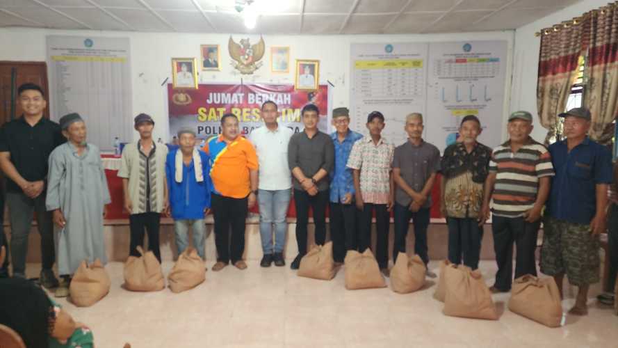 Kasat Reskrim Polres Batu Bara Bagikan Bantuan Sembako kepada Masyarakat dalam Kegiatan Jumat Berkah
