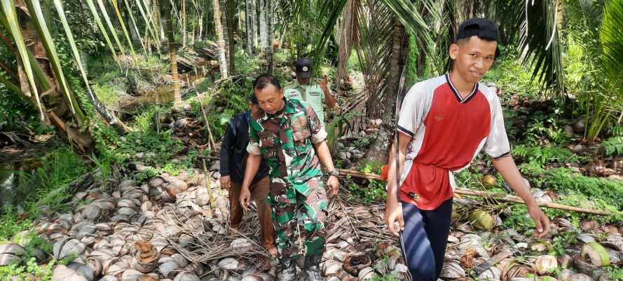 Babinsa Koramil 01/TBH Laksanakan Patroli Tapal Batas, Perkuat Siskamling di Wilayah Tembilahan Hilir