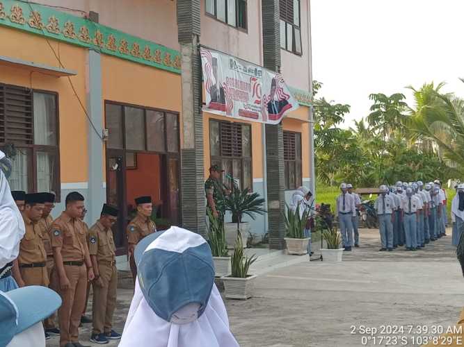 Dalam Upacara Bendera di Lingkungan Sekolah, Dandim 0314/Inhil Terangkan Pentingnya Ketaqwaan Kepada Para Siswa