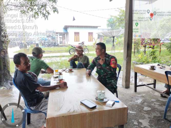 Ditengah Rintik Hujan, Babinsa Tetap Jalankan Komsos