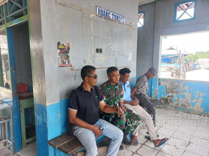 Babinsa Mandah Ingatkan Warga Akan Ancaman Berita Hoax dalam Komsos