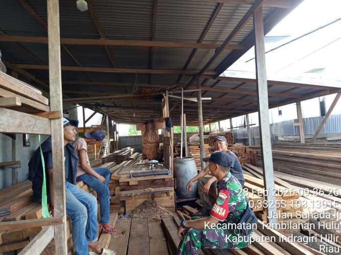 Babinsa Serda Ronald Manalu Intensifkan Monitoring Pengusaha Kayu Olahan  Pastikan Situasi Tetap Kondusif Saat Ramadan