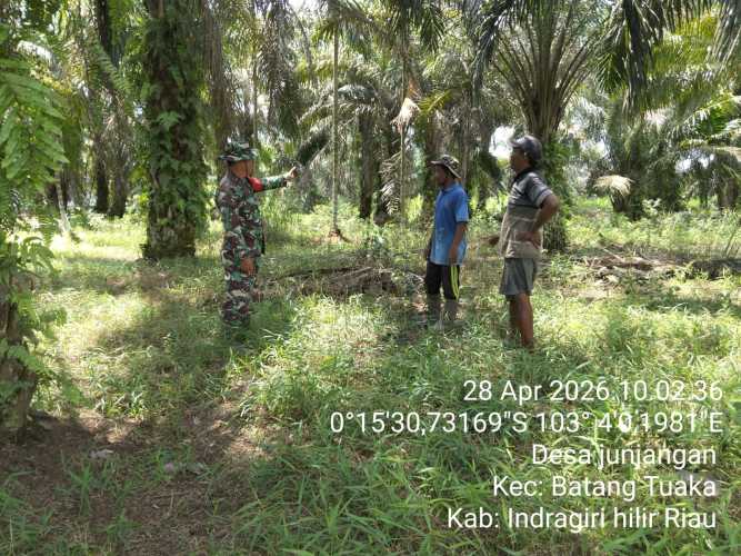 Gandeng Warga, Babinsa Sungai Junjangan Patroli Keliling Cegah Sebaran Karhutla