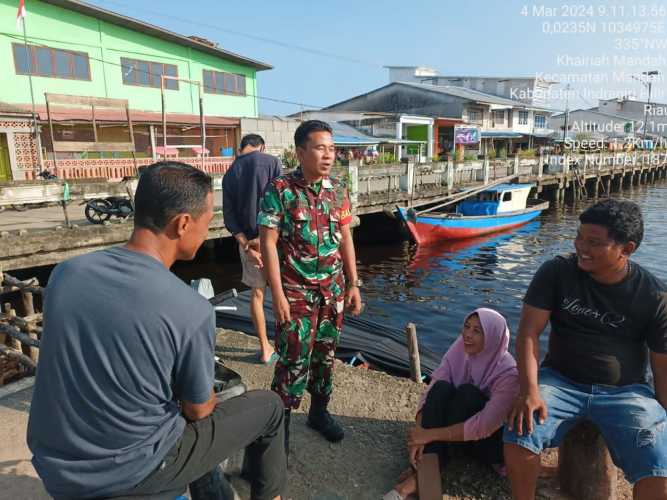 Babinsa Jaga Muatan Kapal Over Kapasitas