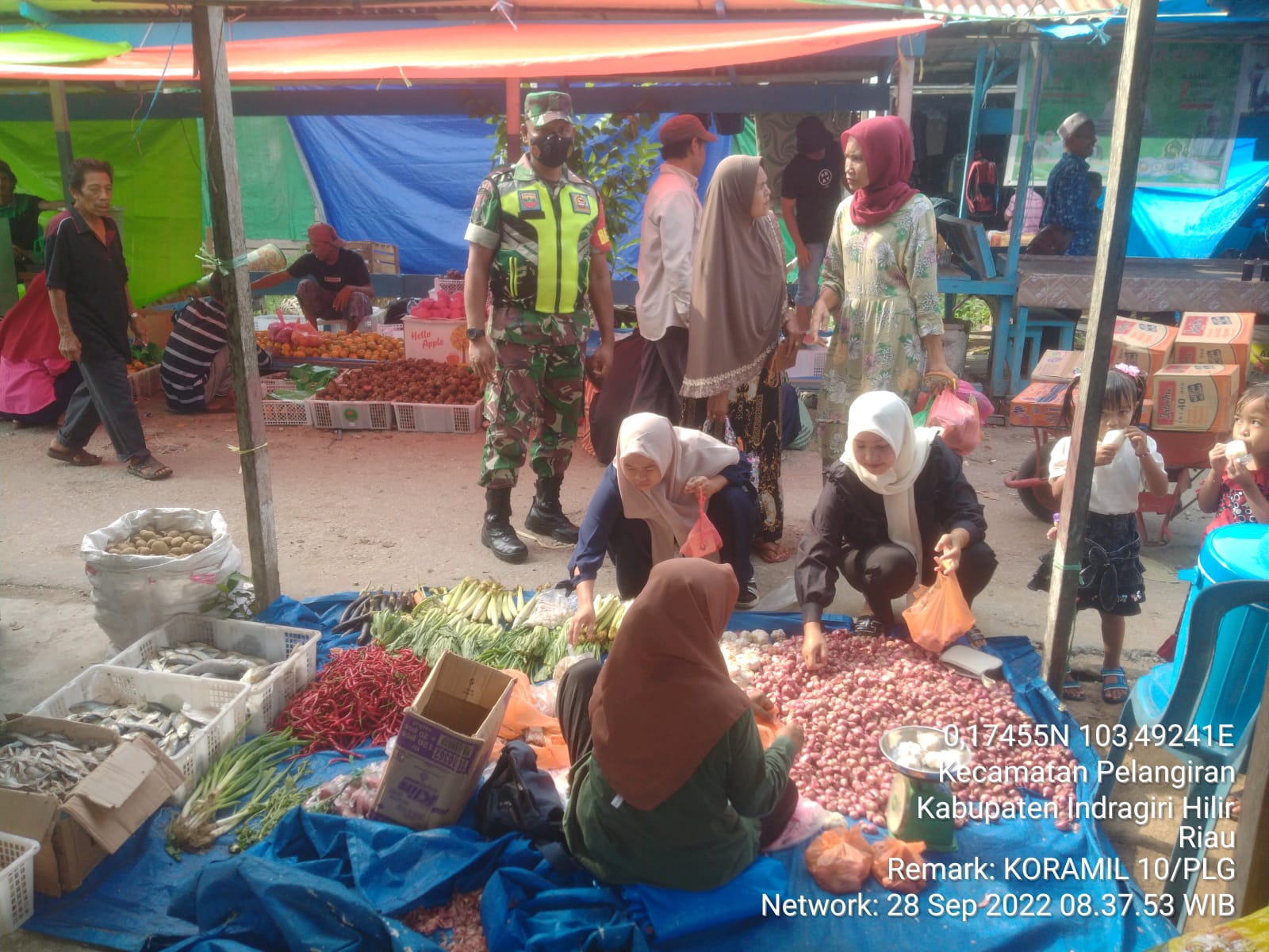 Serda Mulyadi Babinsa Koramil 10/Pelangiran Menciptakan Lingkungan Pasar yang Bersih