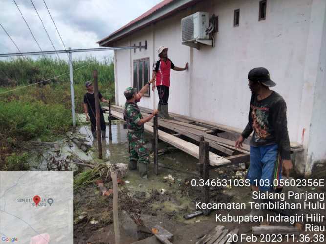 Babinsa Bantu Rehap Kantor Desa