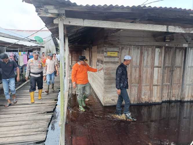 Baru Beberapa Minggu Menjabat,Plt Camat Tembilahan Hulu Meninjau warga yang terdampak banjir di Desa Sialang Panjang