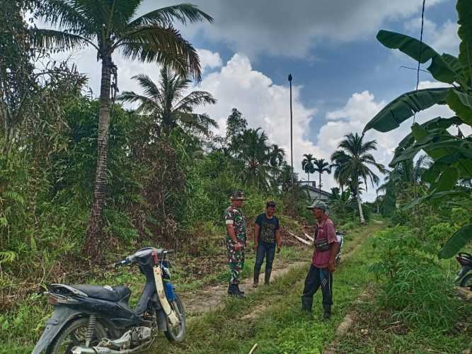 Babinsa Sertu Anton Menggelar Patroli Tapal Batas dan Siskamling