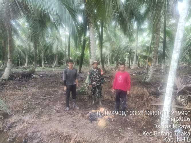 Sinergitas TNI-Polri-Masyarakat: Babinsa Koramil 12/Batang Tuaka Gelar Patroli Tapal Batas di Desa Tasik Raya