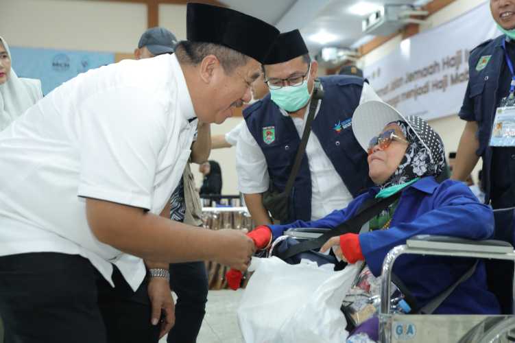 Bupati Asahan Jemput 2 Jemaah Haji yang Sakit di Embarkasi Medan