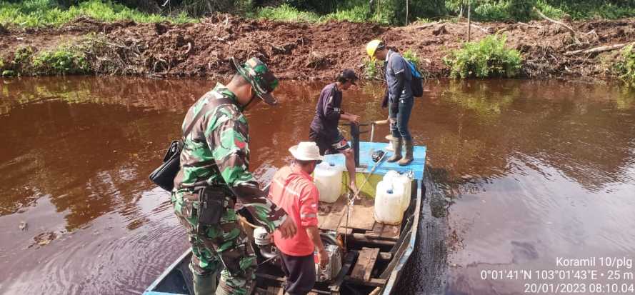 Babinsa Mencari Koordinat Titik Api  Susuri Sungai