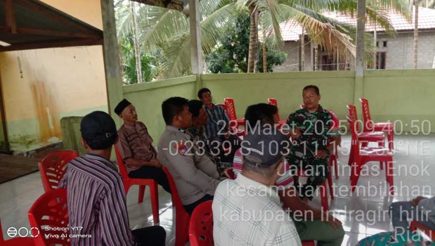 Babinsa Sertu M. Yasin Jalin Silaturahmi dan Keakraban dengan Warga di Parit Lajar