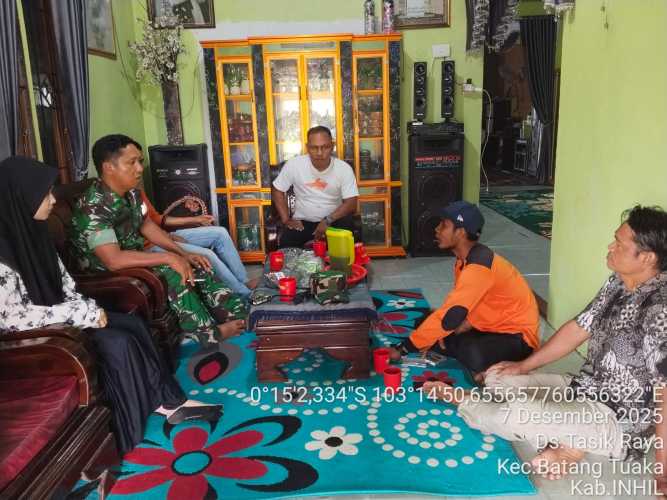 Babinsa Koramil 12/Batang Tuaka Silaturahmi ke Kepala Desa Tasik Raya, Sama sama Cari Solusi Permasalahan kesehatan dan Kenbersihan