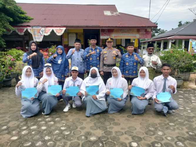 Kapolsek Kempas Bersama Forkopimcam Hadiri Upacara Hardiknas dan Tanam 100 Bibit Pohon.