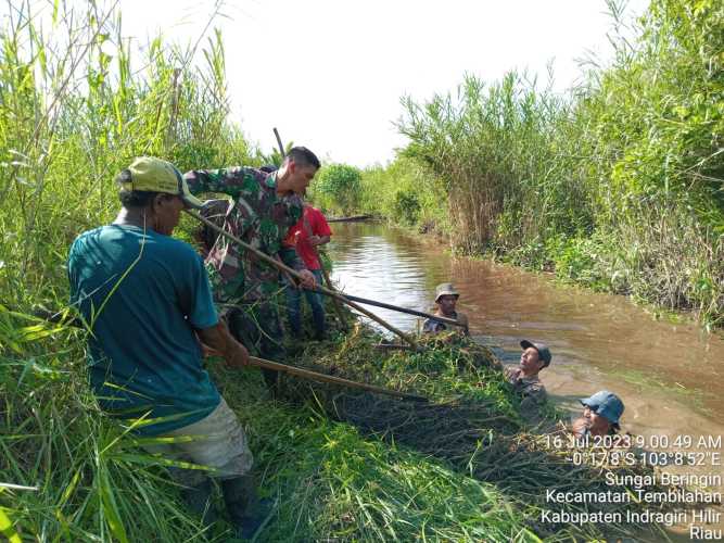 Sertu Deni Kebut Pelaksanaan Pembersihan Lingkungan dan Parit Sebelum Musim Hujan Tiba