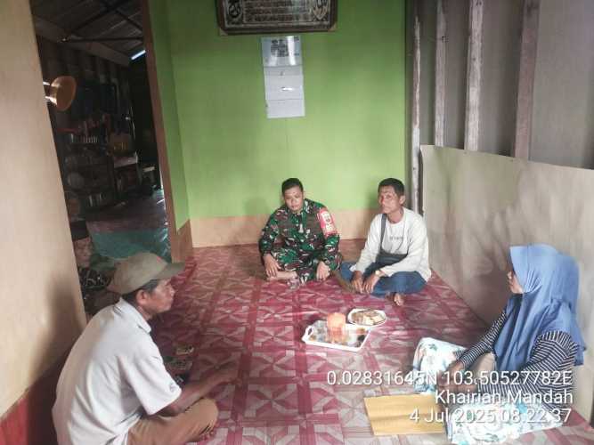Babinsa Desa Bente Laksanakan Komsos dalam Rangka Sambang Jumat Sosial