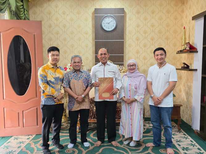 Pembina Yayasan  Indra Education College Hj. Syafni Zuryanti, S.H., M.H bertemu dengan Bupati Indragiri Hilir untuk Kemajuan Universitas Islam Indragiri