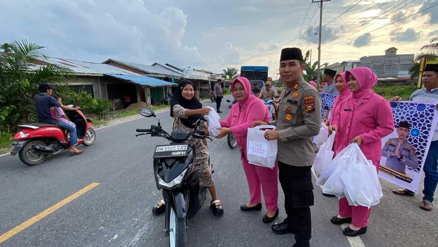 Polsek Kempas dan Bhayangkari Berbagi Takjil Ramadhan kepada Masyarakat, Wujud Kepedulian dan Kebersamaan.