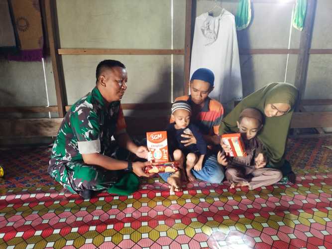 Sertu Pernando Sitompul Berikan Bantuan pada Anak Stunting