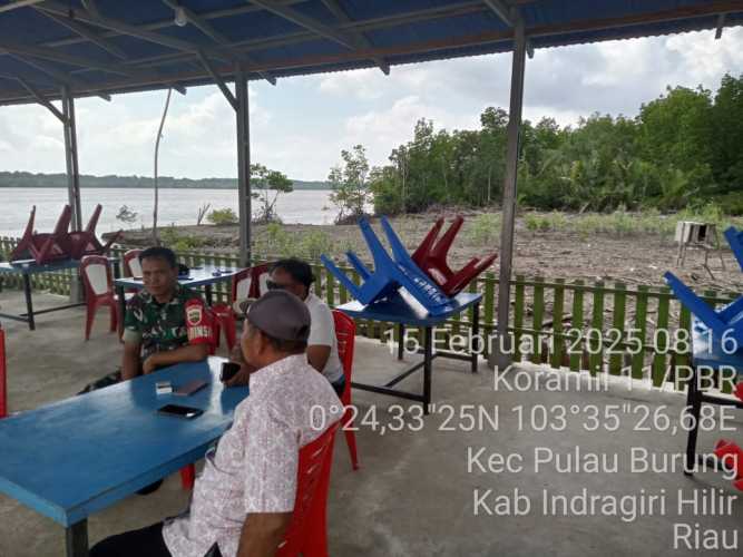 Babinsa Koramil 11/PBR Ajak Warga Desa Pulau Burung Tingkatkan Kesadaran Lingkungan dan Keamanan
