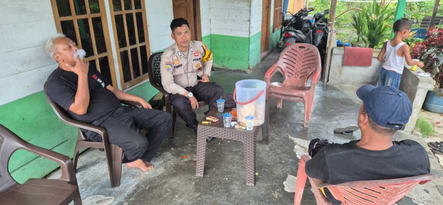 Bhabinkamtibmas Polsek Pelangiran Sambang Warga, Sosialisasi Kamtibmas Door to Door